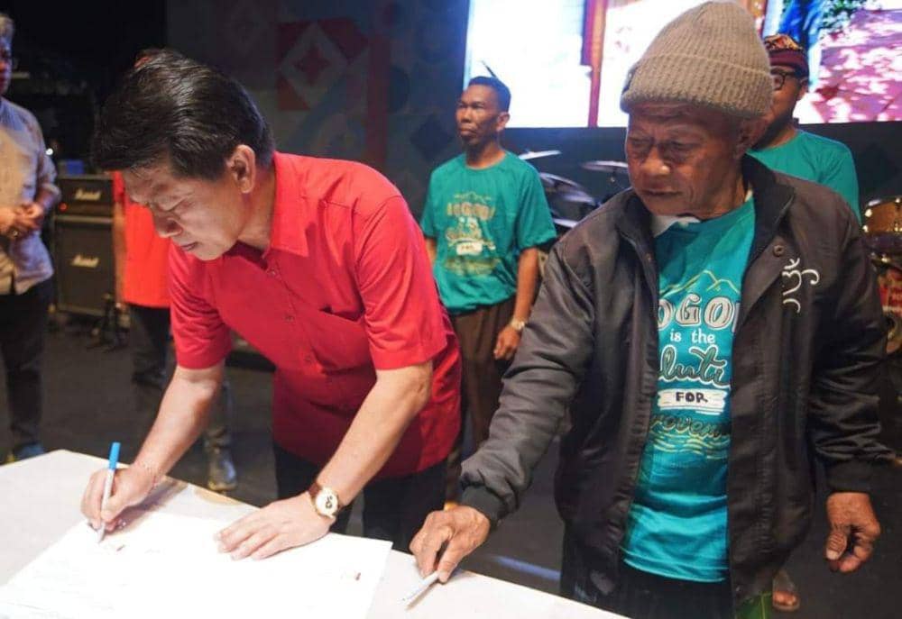 Bupati Klungkung I Nyoman Suwirta dan warga menandatangani perjanjian kerjasama penataan destinasi wisata. (Dok.IDNTimes/Wayan Antara)