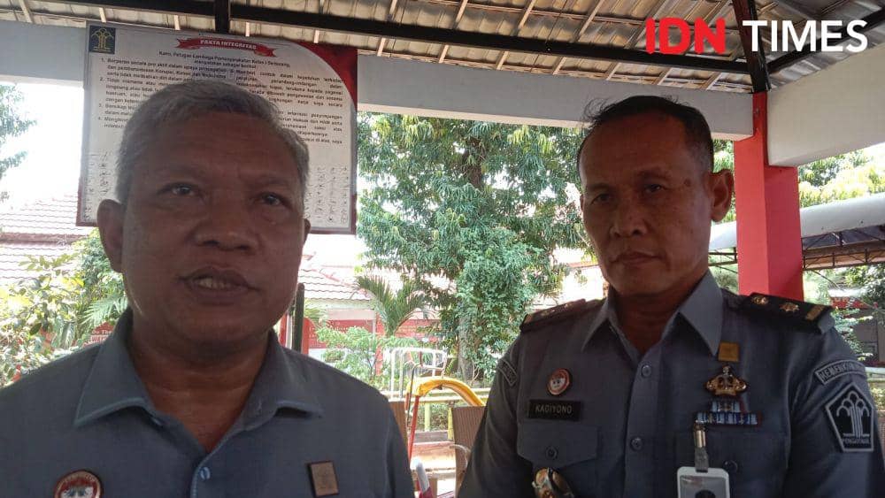 Kepala Kanwil Kemenkumham Jateng Tejo Harwanto dan Kadivpas Kemenkumham Jateng Kadiyono saat menghadiri acara pelantikan Kepala Lapas Kedungpane Semarang yang baru Usman Madjid di Aula lapas setempat. (IDN Times/Fariz Fardianto)