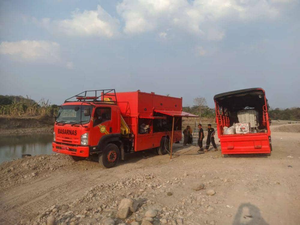 Ini adalah kesibukan personel Basarnas Semarang ketika menyedot air Sungai Kayen Rowosari Tembalang untuk diolah menjadi air minum dan pasokan air bersih. (IDN Times/Dok Humas Basarnas Semarang)