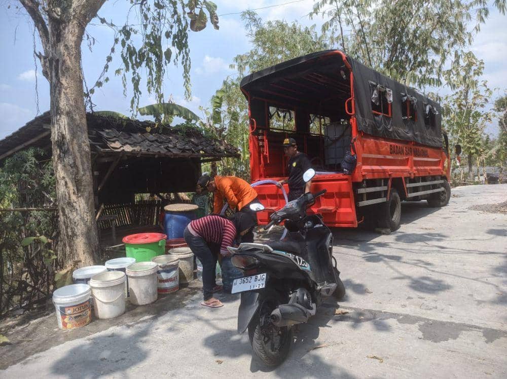 Pasokan air bersih disalurkan bagi warga Pemalang. (IDN Times/Dok Humas Basarnas Semarang)