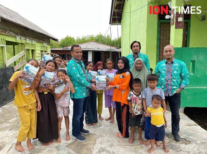 Penyerahan buku karya anak-anak Kampung Nelayan Seberang oleh Dosen Unimed (IDN Times/Eko Agus Herianto)