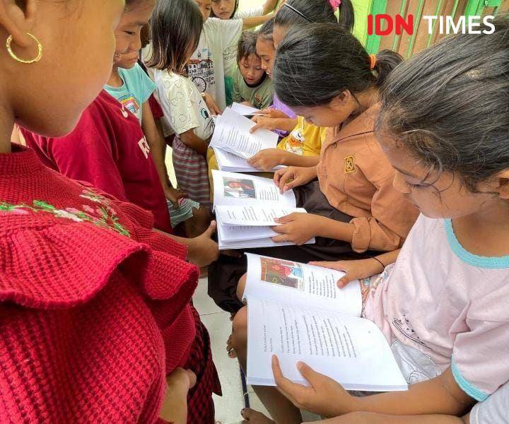 Di tengah akses pendidikan yang tak begitu masif, anak-anak Kampung Nelayan berhasil ciptakan buku (IDN Times/Eko Agus Herianto)