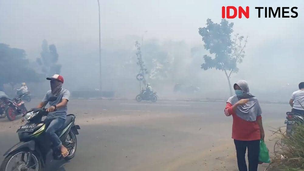Masyarakat Kota Batam saat terdampak asap karhutla (IDN Times / Putra Gema Pamungkas)