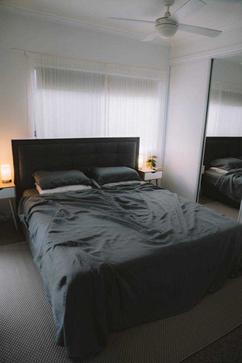ide desain kamar cowok nuansa hitam dan abu-abu (unsplash.com/Jake Charles)