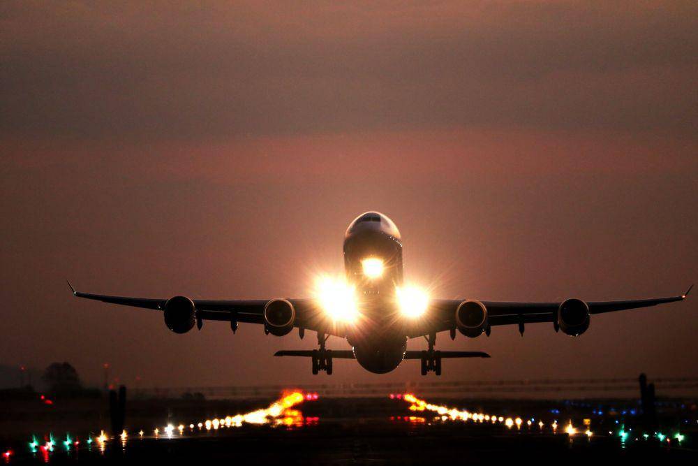 ilustrasi pesawat take off (unsplash.com/Josue Isai Ramos Figueroa)