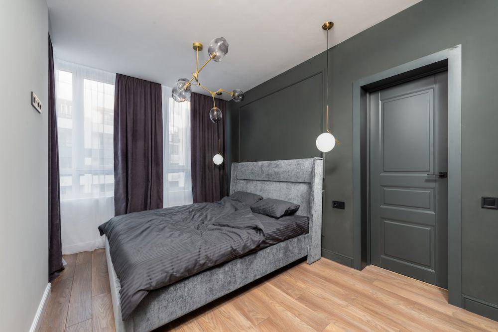 ide desain kamar cowok nuansa hitam dan abu-abu (pexels.com/Max Rahubovskiy)