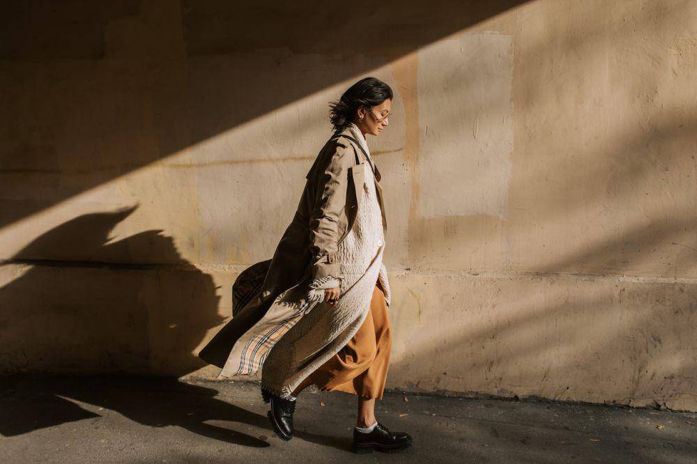 ilustrasi trench coat musim gugur (pexels.com/Vlada Karpovich)