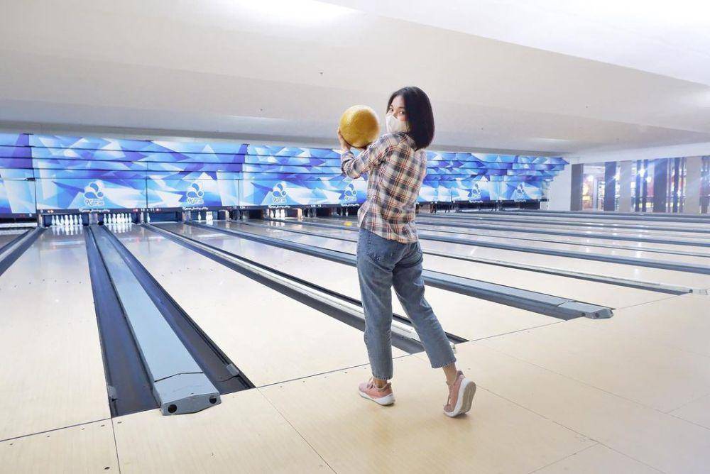 Arena bermain boling di Kaza Mall Bowling Alley Surabaya. Instagram/palmparkhotelsurabaya