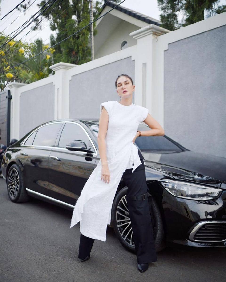 ide gaya semi formal ala Luna Maya (instagram.com/lunamaya)