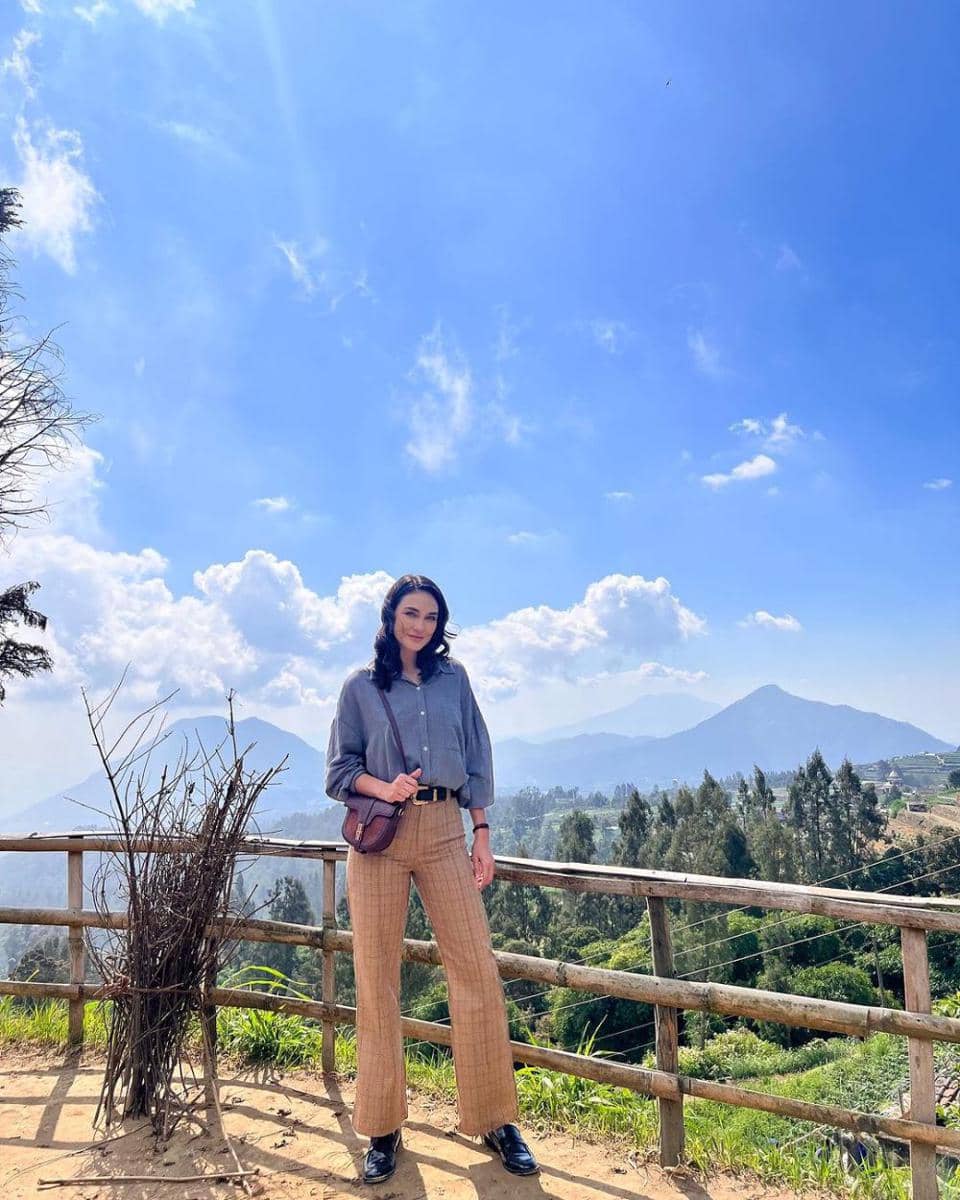 ide gaya semi formal ala Luna Maya (instagram.com/lunamaya)