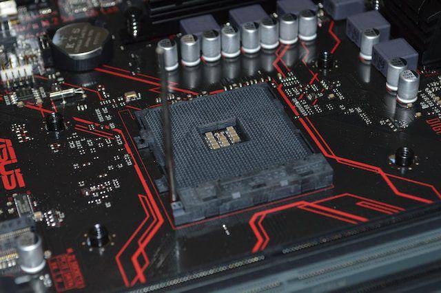 sebuah motherboard (unsplash.com/@thomasjsn)
