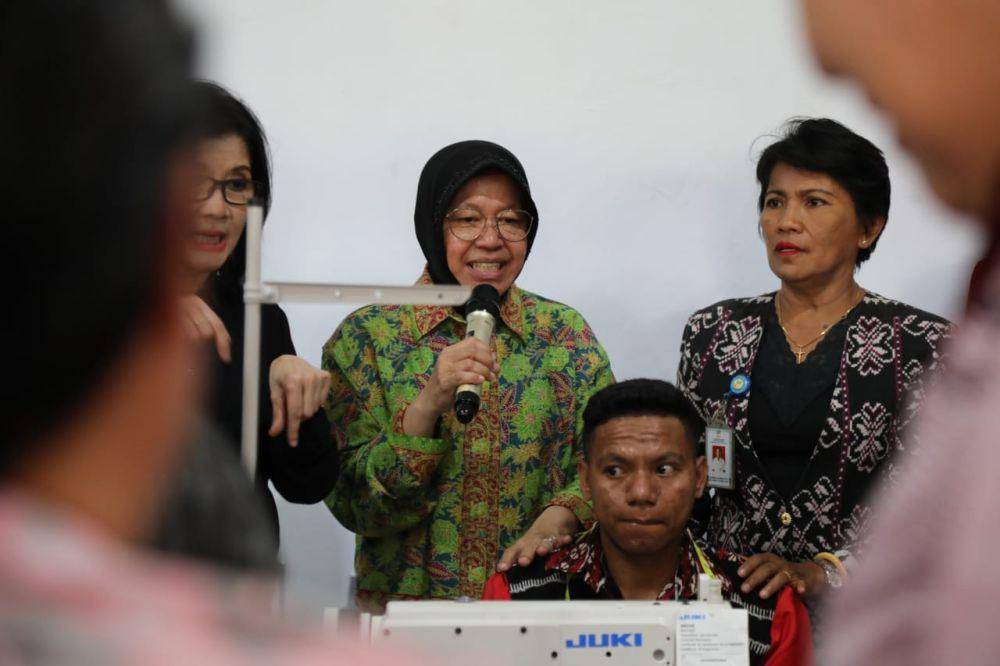 Mensos Tri Rismaharini menunjukan hasil karya disabilitas di Makassar. (dok. Kemensos)