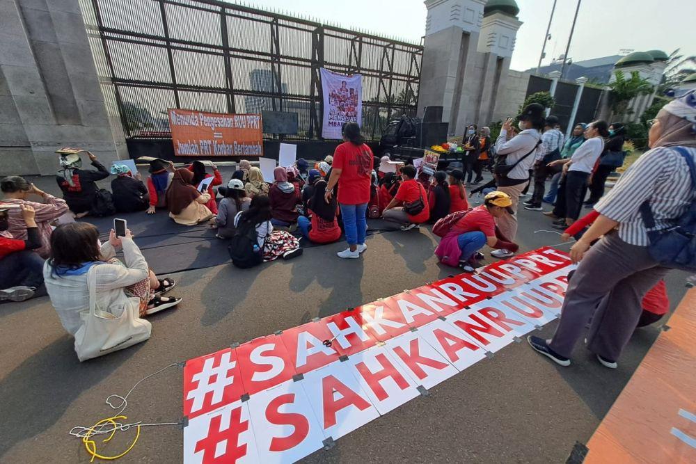 Buruh Migran Perempuan: Belum Ada Kebijakan dan Perlindungan Hukum Memadai