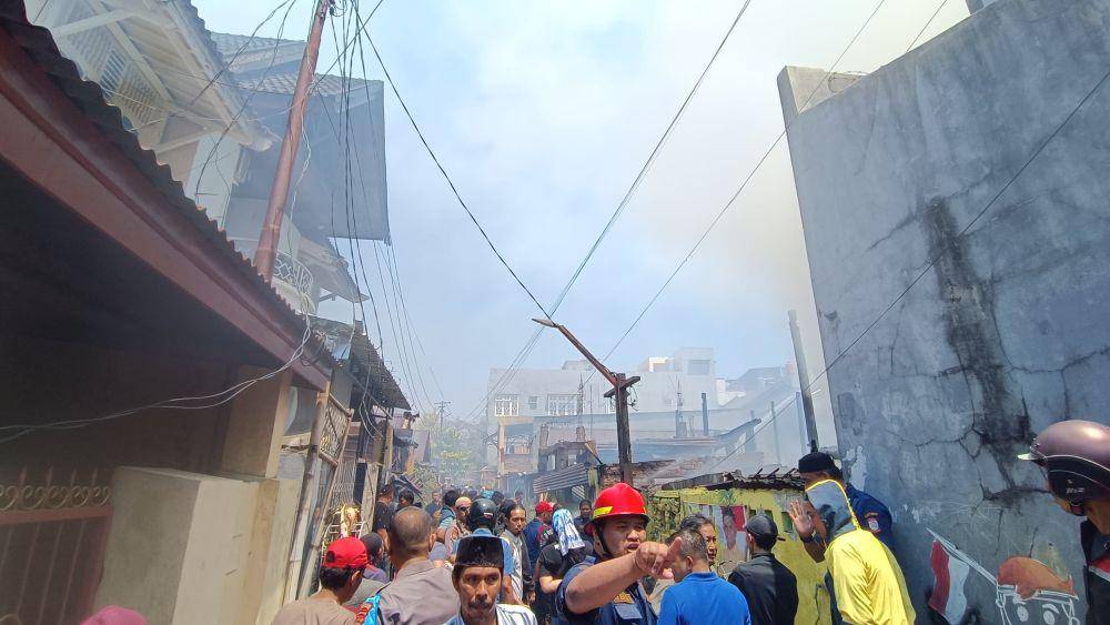 Kebakaran hebat hanguskan 12 unit rumah di Jalan Serigala Makassar, Jumat (13/10/2023). Dok. IDN Times/Humas Damkar Makassar
