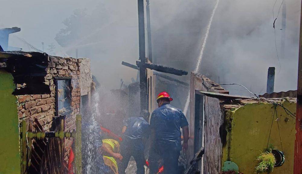 Kebakaran hebat hanguskan 12 unit rumah di Jalan Serigala Makassar, Jumat (13/10/2023). Dok. IDN Times/Humas Damkar Makassar