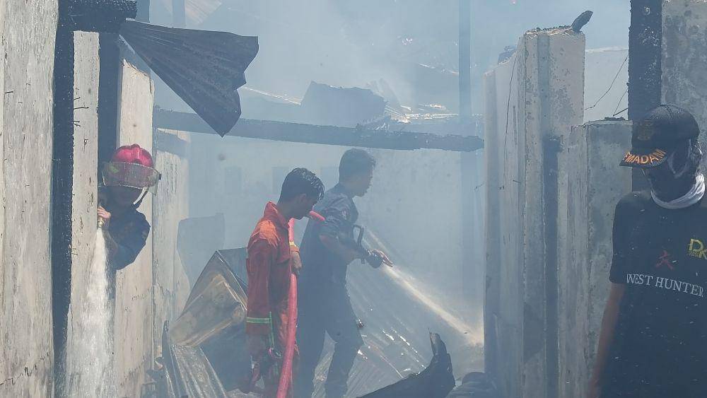 Kebakaran hebat hanguskan 12 unit rumah di Jalan Serigala Makassar, Jumat (13/10/2023). Dok. IDN Times/Humas Damkar Makassar