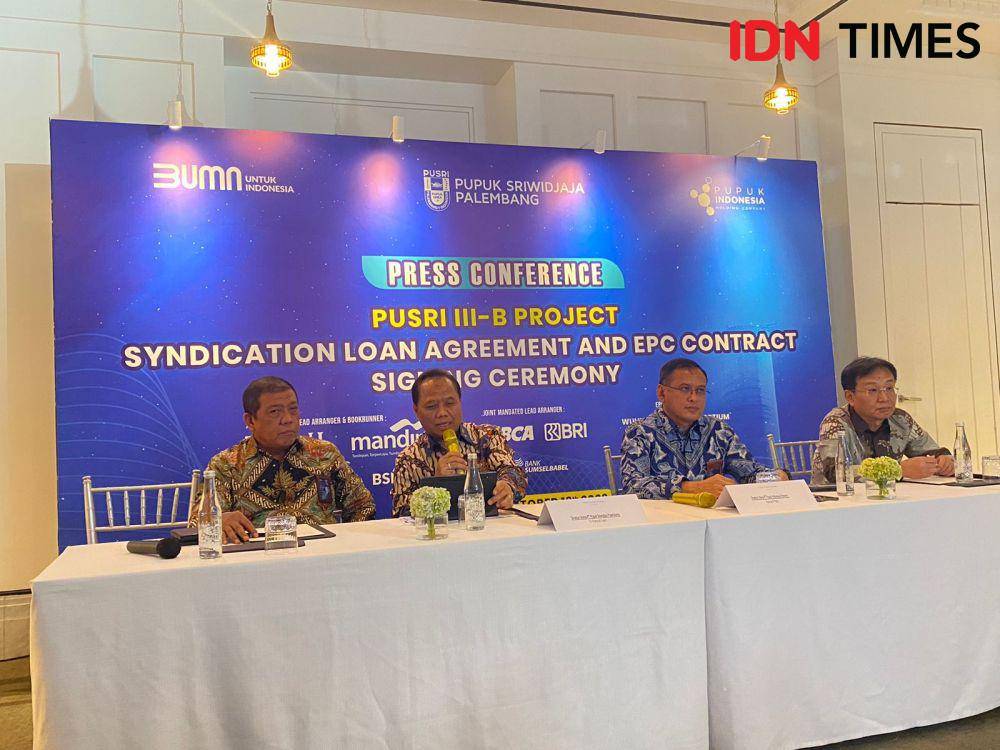 Konferensi pers Penandatanganan Perjanjian Kredit Pendanaan dan EPC Proyek Pusri-IIIB di Hotel The Langham, Jakarta, Jumat (13/10/2023). (IDN Times/Vadhia Lidyana)