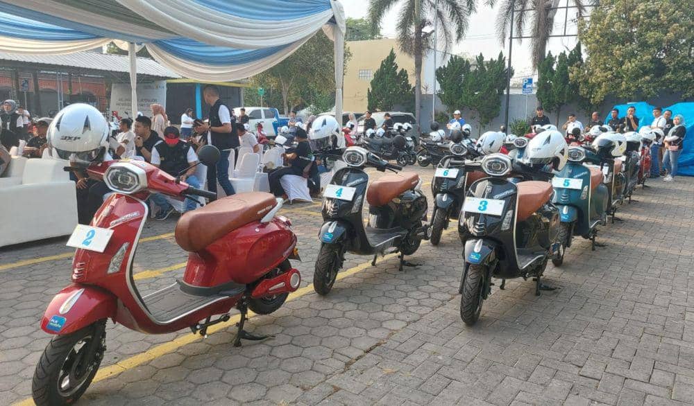Touring motor listrik dalam perjalanan menuju titik finish di Pelabuhan Perikanan Lempasing, Teluk Betung Timur Bandar Lampung, Kamis (12/10/2023). (Dok. PLN UID Lampung).