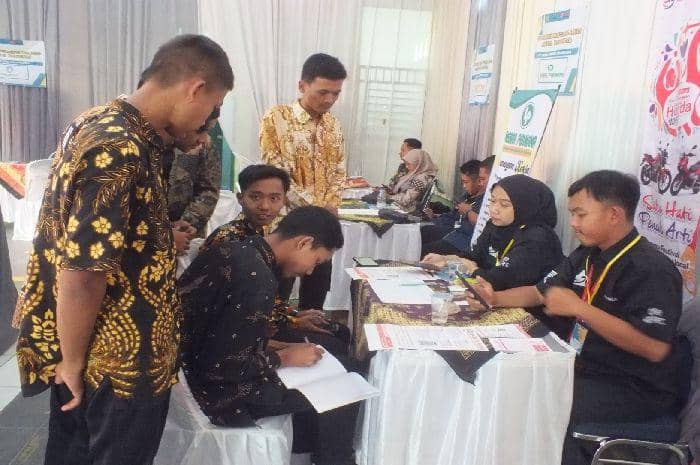 Para alumni dan masyarakat yang memanfaatkan Job Fair untuk melamar kerja, Sabtu(14/10/2023).(IDN Times/Sutrisno)