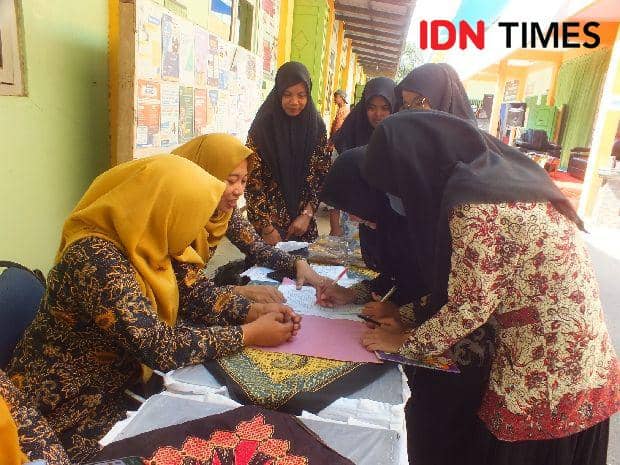Ilustrasi para pencari kerja mendatangi Job Fair, Sabtu (14/10/2023).(IDN Times/Sutrisno)