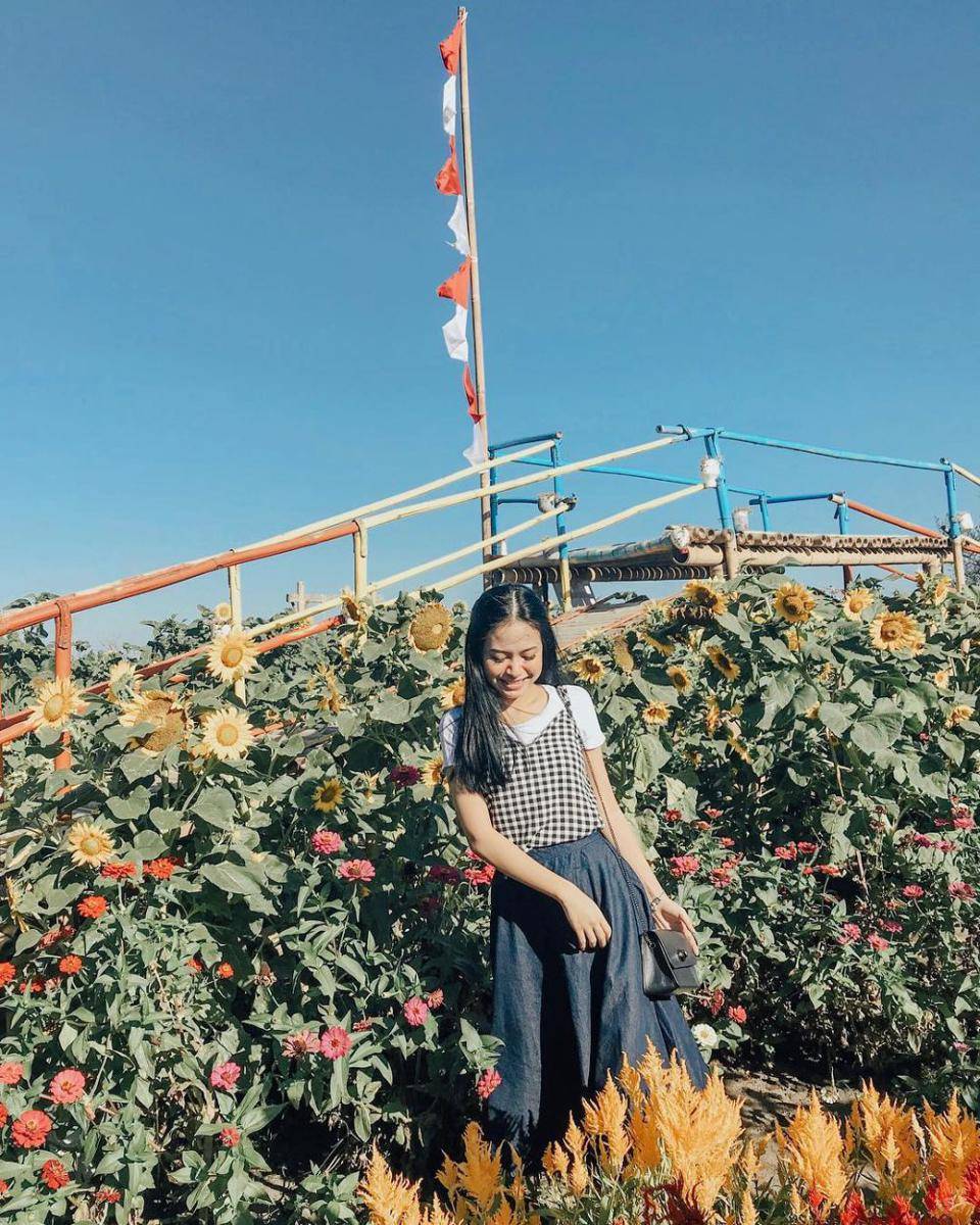 outfit ala artis saat liburan ke Jogja (instagram.com/hanggini)