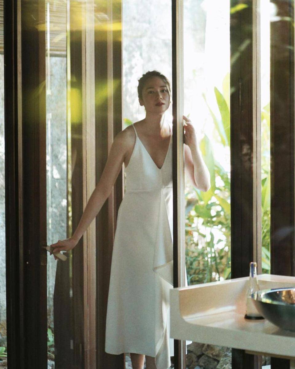 inspirasi dress pesta simpel ala Laura Basuki (instagram.com/laurabas)