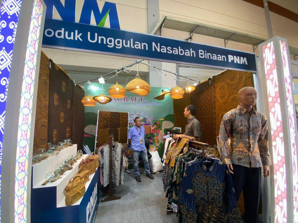 UMKM binaan PT Permodalan Nasional Madani (PNM) ikut unjuk produk unggulan di ajang pameran produk kerajinan terbesar di Asia Tenggara, International Handicraft Trade Fair (INACRAFT). (Dok. PNM)