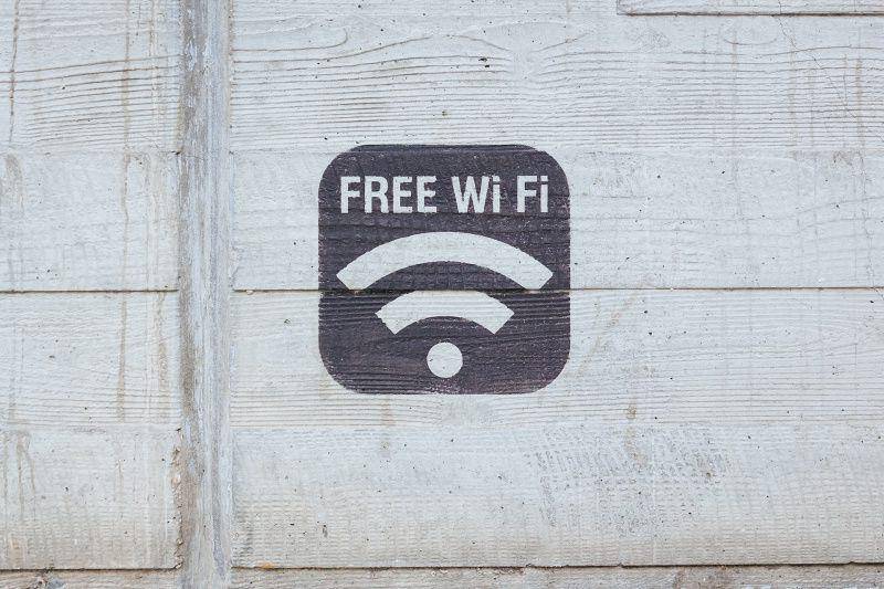 gambar simbol WiFi (unsplash.com/Paul Hanaoka)