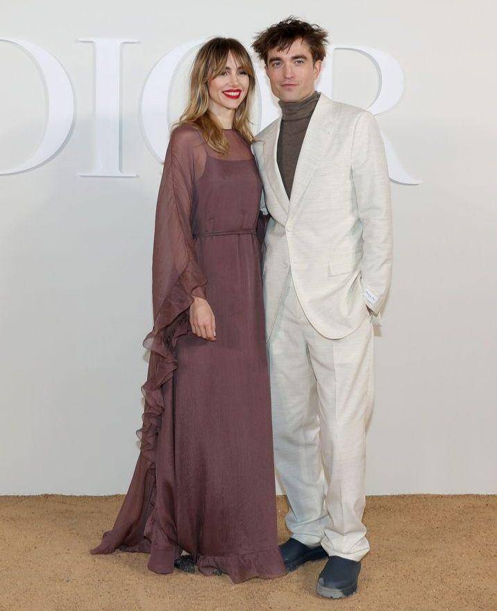kisah cinta Robert Pattinson dan Suki Waterhouse (instagram.com/enews)
