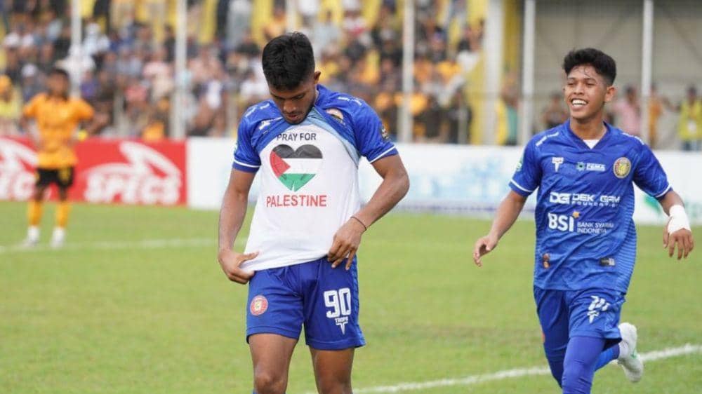 Penyerang Persiraja Aceh, Ramadhan, memperlihatkan kaos bertuliskan Pray for Palestine saat berselebrasi usai mencetak gol ke gawang PSDS Deli Serdang. (Dokumentasi Media Official Persiraja Aceh untuk IDN Times)