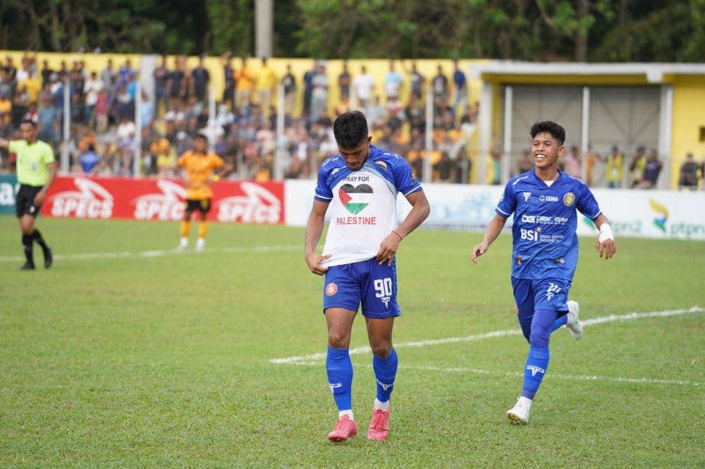 Penyerang Persiraja Aceh, Ramadhan, memperlihatkan kaos bertuliskan Pray for Palestine saat berselebrasi usai mencetak gol ke gawang PSDS Deli Serdang. (Dokumentasi Media Official Persiraja Aceh untuk IDN Times)