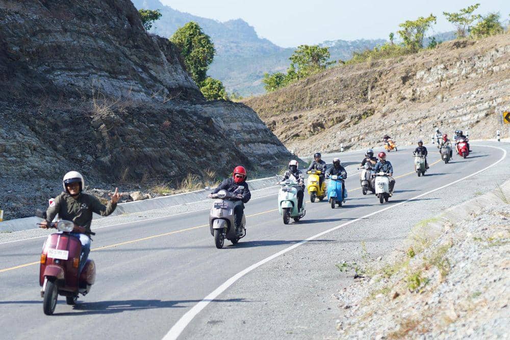 Riding bareng jajaran di Pemerintah Kabupaten Kediri itu dimulai Mas Dhito dari Pendopo Panjalu Jayati. Melewati jalur Kediri-Tulungagung, rombongan lantas menembus Jalur Lintas Selatan (JLS) penghubung Tulungagung-Trenggalek. (Dok. Pemkab Kediri)