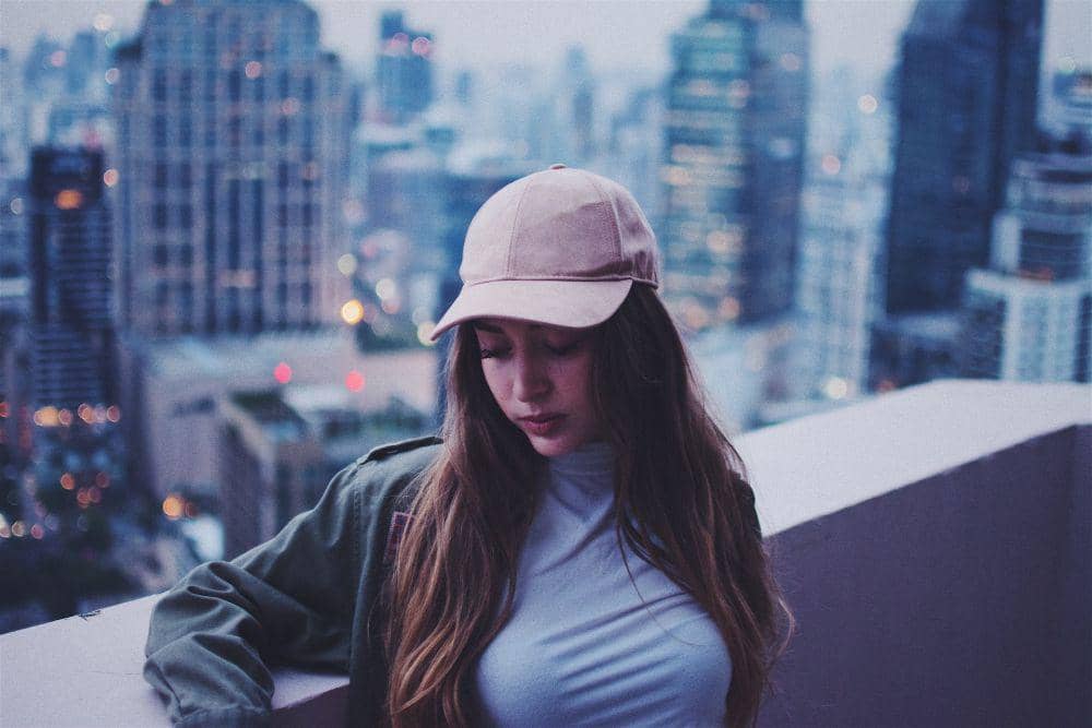ilustrasi perempuan di rooftop (unsplash.com/Joshua Rawson-Harris)
