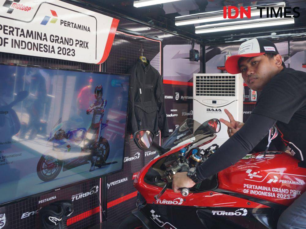 IDN Times saat menjajal simulator motor MotoGP di Sirkuit Internasional Pertamina Mandalika (IDN Times / Satria Permana)