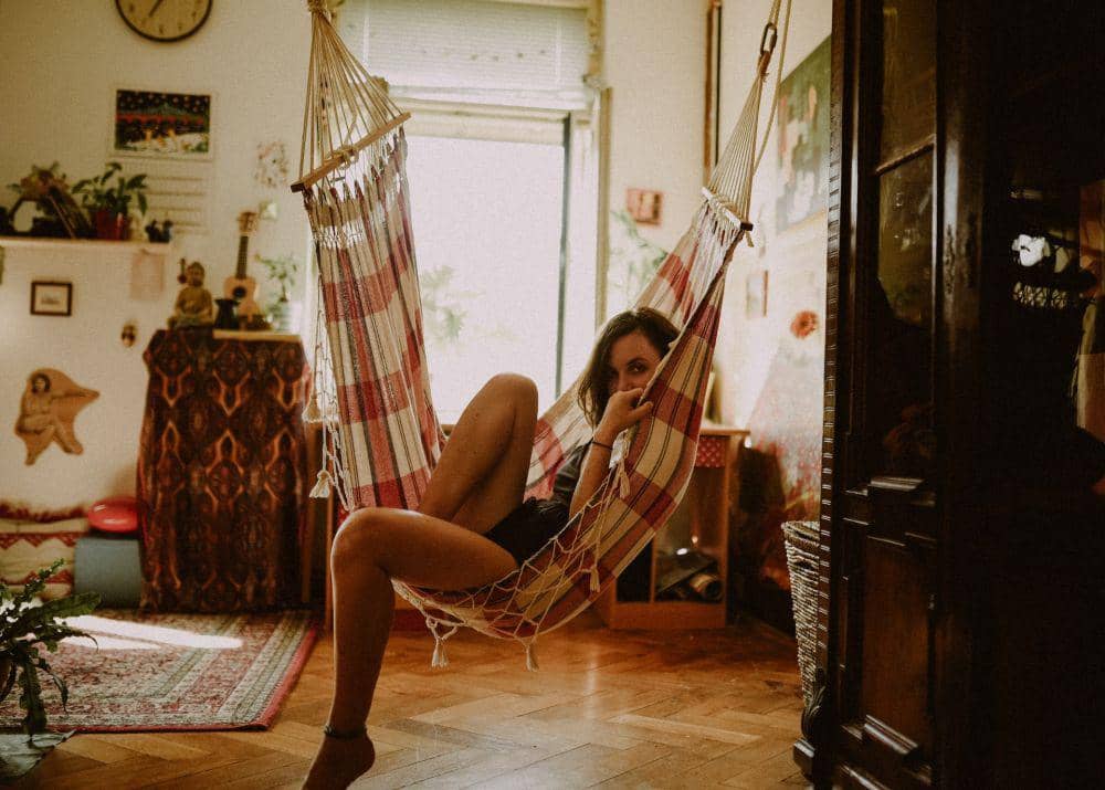 ilustrasi duduk di hammock (unsplash.com/Kinga Howard)