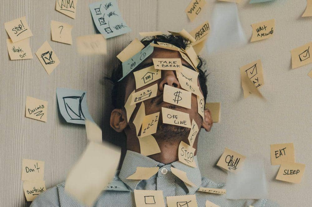 ilustrasi banyak deadline (unsplash.com/Luis Villasmil)