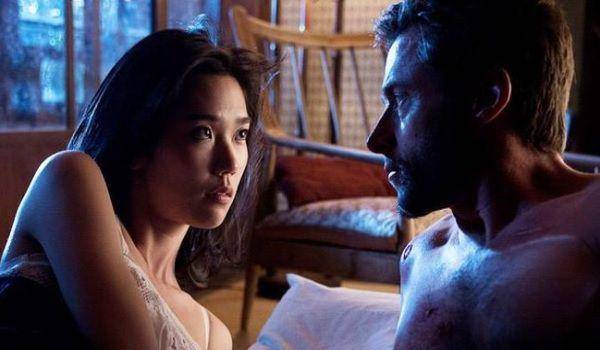 Logan dan Mariko di ranjang