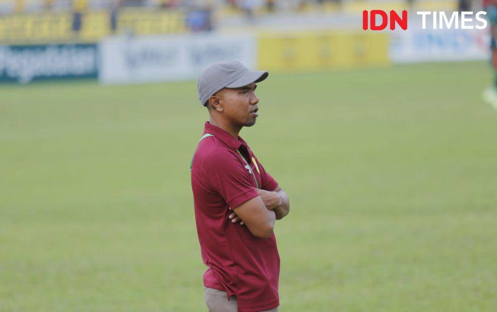 Pelatih PSDS Susanto menyatakan mundur usai kalah dari Persiraja di Stadion Baharoeddin Siregar, Lubukpakam, Sabtu (14/10/2023) (IDN Times/Doni Hermawan)