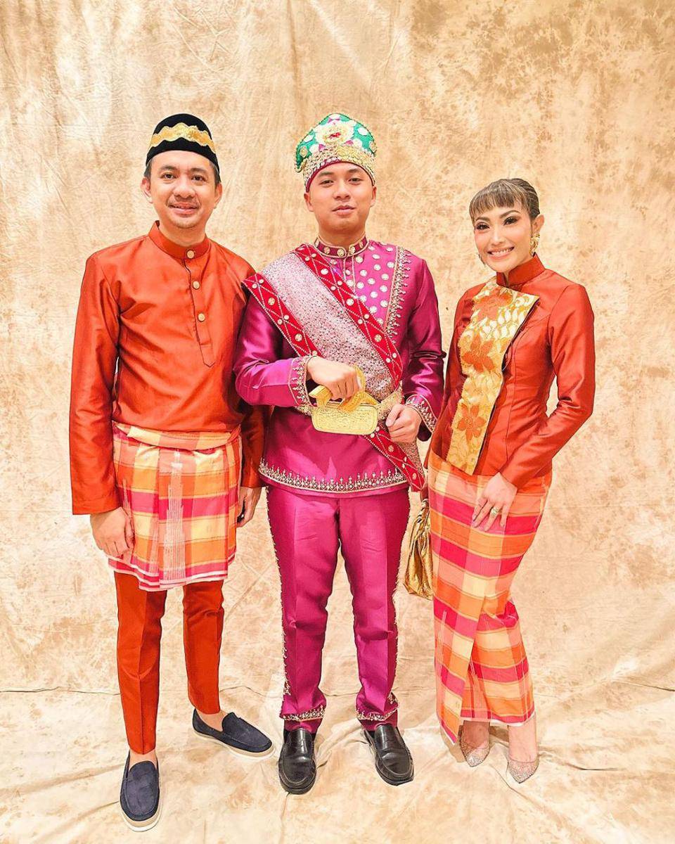 potret Ayu Dewi di rangkaian prosesi pernikahan kerabat (instagram.com/mrsayudewi)