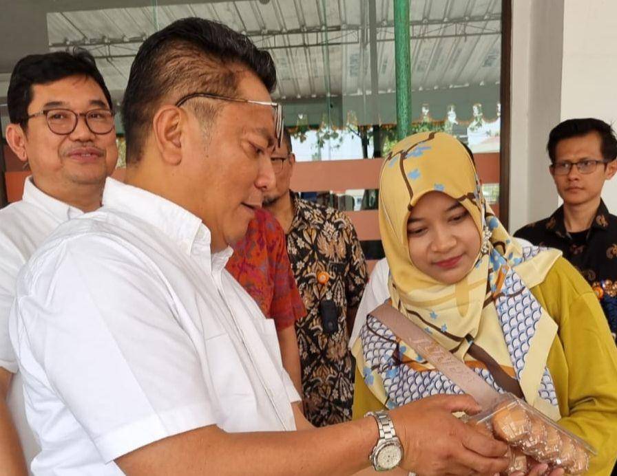 Direktur Bisnis Kurir dan Logistik Pos Indonesia Tonggo Marbun dan Senior Vice President (SVP) Enterprise Business Pos Indonesia Arifin Muchlis saat memberikan secara simbolis bantuan stunting di Kantor Pos Karanganyar, Jumat (13/10/2023). (dok. Pos Indonesia)