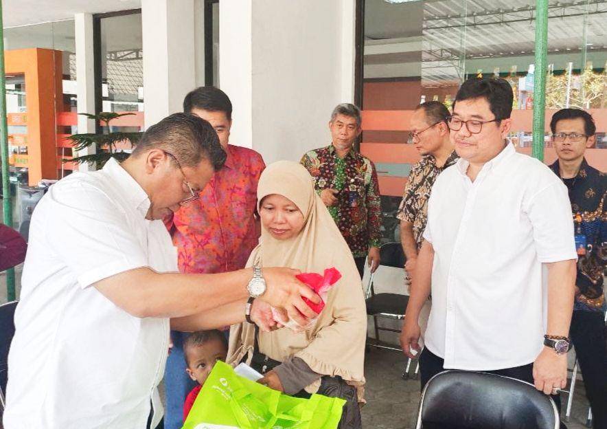 Direktur Bisnis Kurir dan Logistik Pos Indonesia Tonggo Marbun dan Senior Vice President (SVP) Enterprise Business Pos Indonesia Arifin Muchlis saat memberikan secara simbolis bantuan stunting di Kantor Pos Karanganyar, Jumat (13/10/2023). (dok. Pos Indonesia)