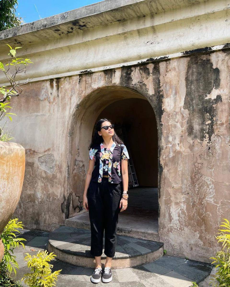 outfit ala artis saat liburan ke Jogja (instagram.com/yunitasiregar)