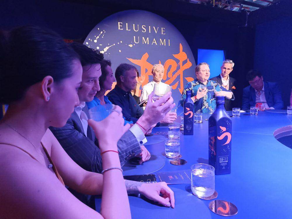 Mike Lewis dan Istri saat di peluncuran Johnnie Walker Blue Label Elusive Umami di Singapura. 6 Oktober 2023. (IDN Times/M. Tarmizi Murdianto)
