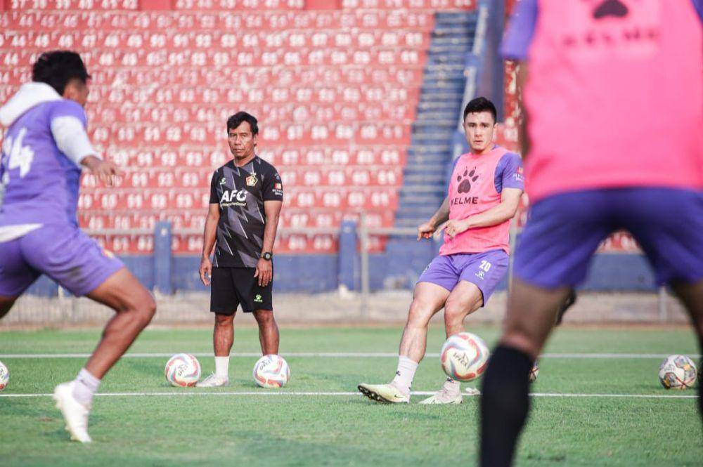 Alfiat saat melatih Persik Kediri. Instagram.com/persikfcofficial