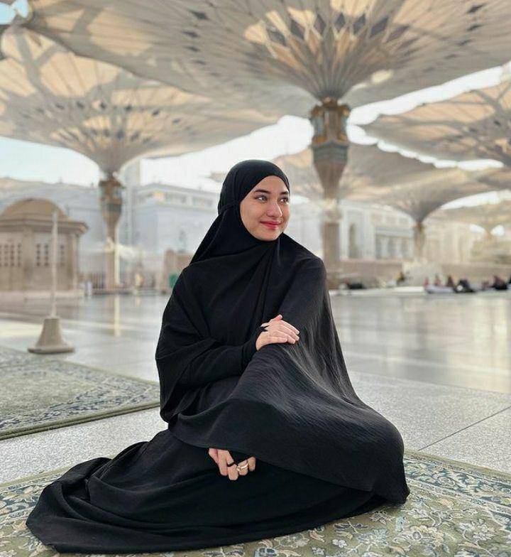 potret Nadzira Shafa Askar tunaikan umrah diawal Oktober 2023 (instagram.com/enazirashf_)