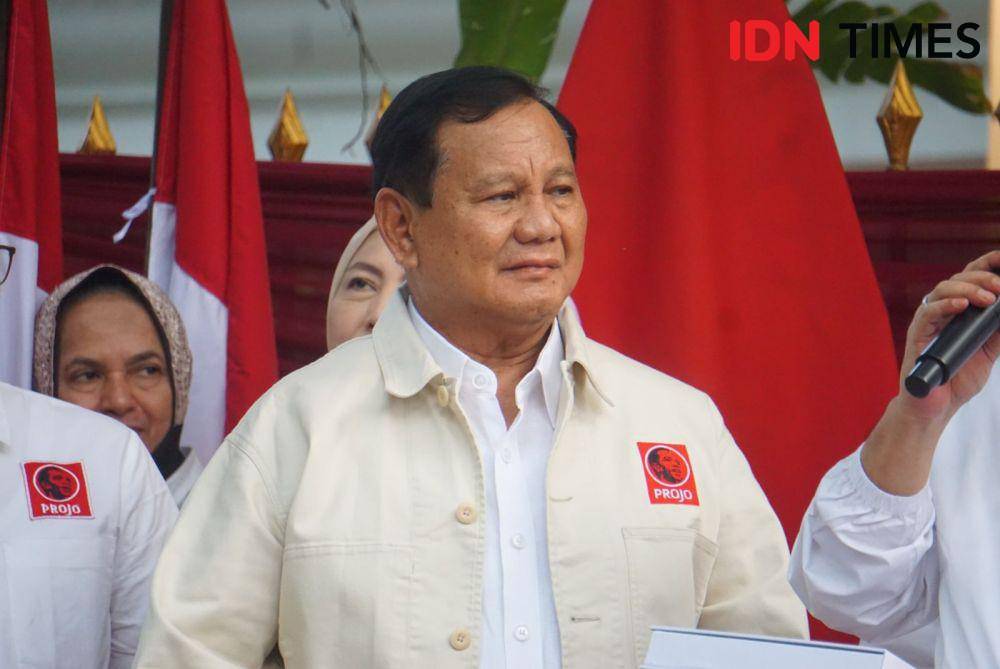 Ketua Umum Partai Gerindra Prabowo Subianto memakai jaket yang diberikan Ketua Umum Relawan Projo Budi Arie, Sabtu (14/10/2023). (IDN Times/Aryodamar)