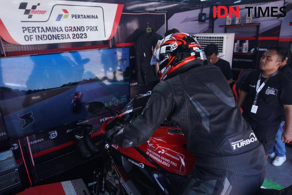 Pengunjung menjajal simulator motor MotoGP di Sirkuit Internasional Pertamina Mandalika (IDN Times / Satria Permana)