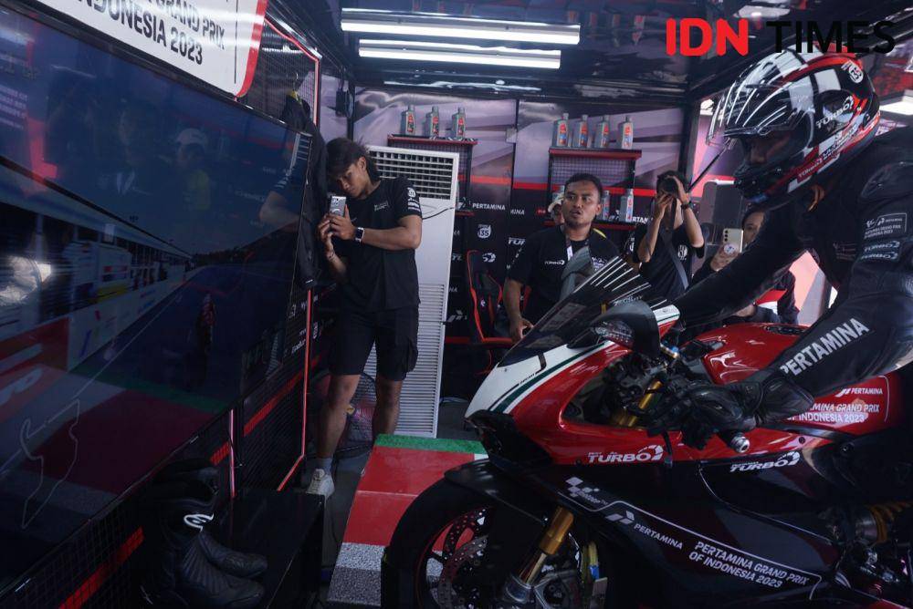 Pengunjung mencoba simulator motor MotoGP di Sirkuit Internasional Pertamina Mandalika (IDN Times / Satria Permana)