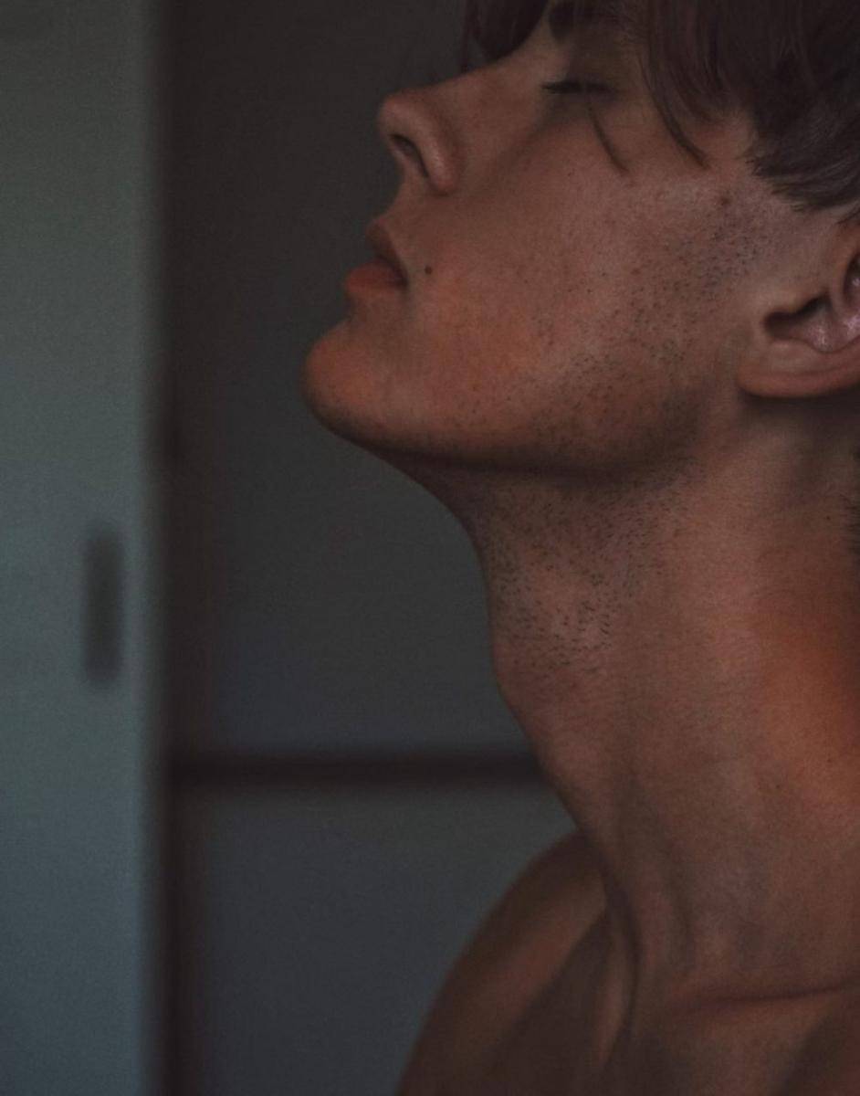 ilustrasi pria yang menarik nafas (unsplash.com/Adrian Swancar)