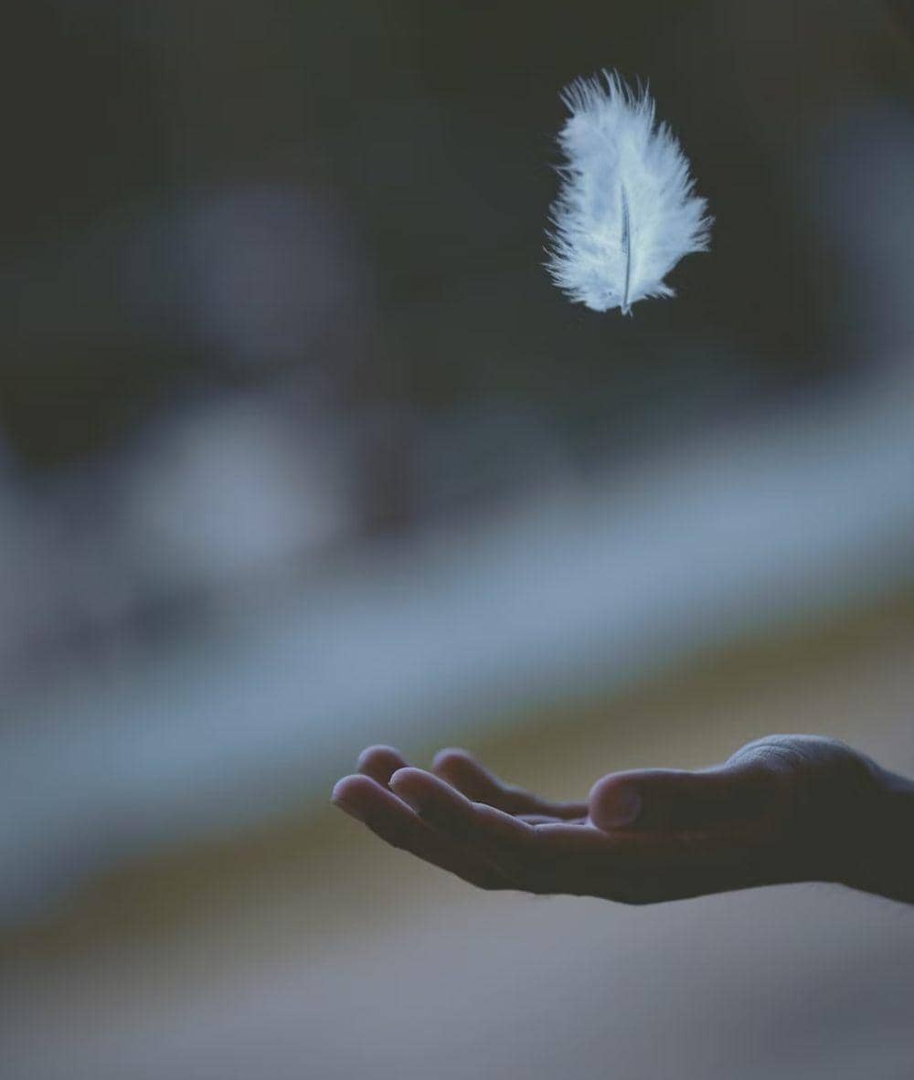 ilustrasi pria yang pasrah (unsplash.com/Javardh)